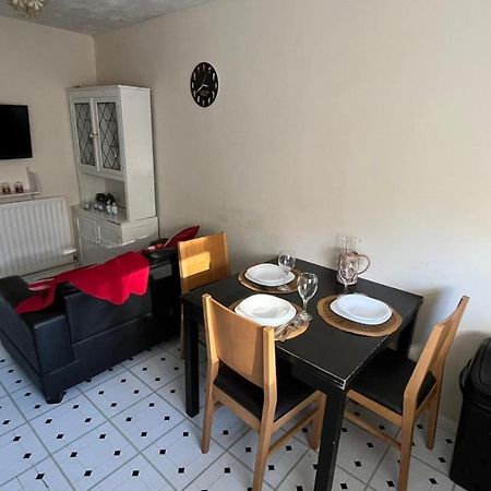 Stunning 3-Bed Apartment In קרוידון מראה חיצוני תמונה